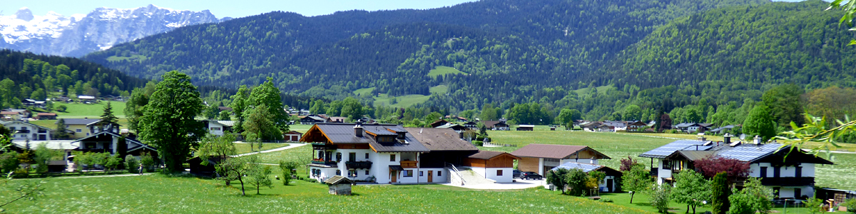 Schloss und Wallfahrtskirche St. Bartholom sind eine Grndung der Frstpropstei Berchtesgaden aus dem Jahr 1134. Die Kirche mit ihrer Dreikonchenanlage erhielt 1697 ihre heutige Form;